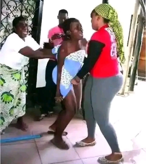 Mfanyakazi Wa Ndani Aliamua Kumrekebisha Mtoto Wa Boss Wake Mwenye Umri Wa Miaka 7 Kwa Kumpa Adhabu Ya Kupiga Magoti Kwa Dakika 20