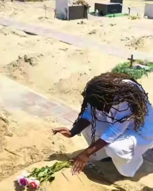 Kenyan Woman In Pain As She Buries Her Baby Alone In A Desert In A Foreign Land