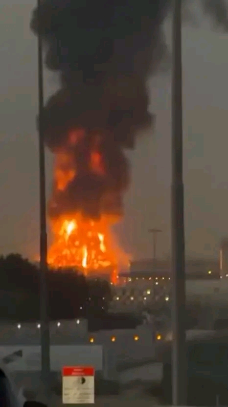 ๐๐ฅ๐๐๐๐๐ก๐: Iranian Suicide Drone Reportedly Strikes Oil Storage Facility At Dubai International Airport