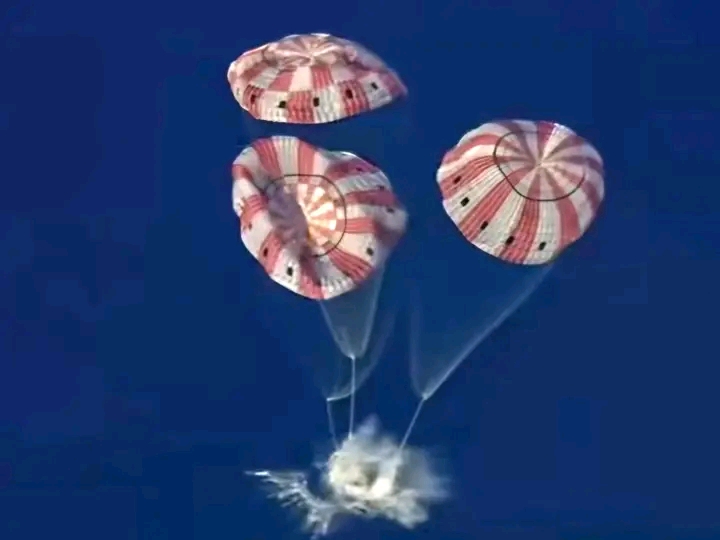 ๐๐ฅ๐๐๐๐๐ก๐ Artemis II Crew Safely Returns After Historic Deep Space Mission