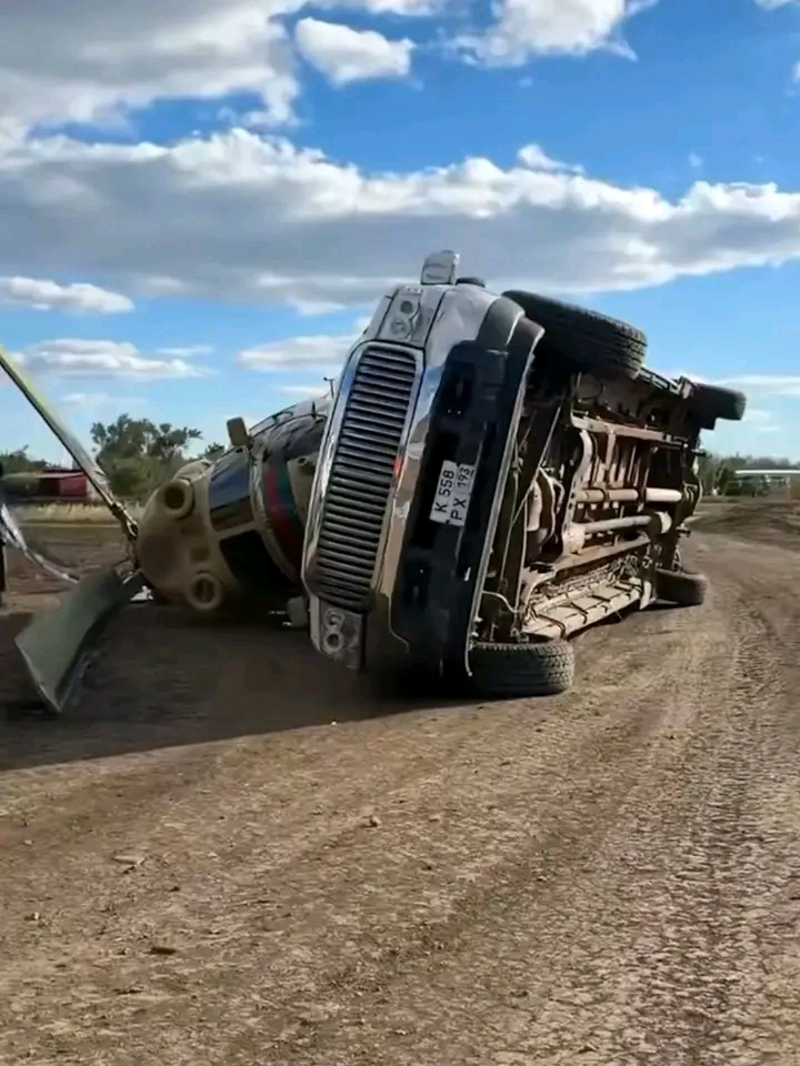 𝗕𝗥𝗘𝗔𝗞𝗜𝗡𝗚: Russian Stuntman Tries to Transport Helicopter on Pickup Truck — Both Tip Over