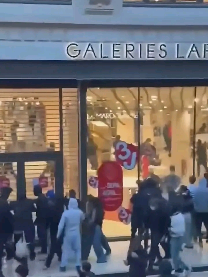 Update: Looters Target Luxury Boutiques and Apple Stores as Violent Protests Sweep France